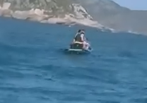 Casal é flagrado fazendo sexo em cima de jet ski na Praia do Forte