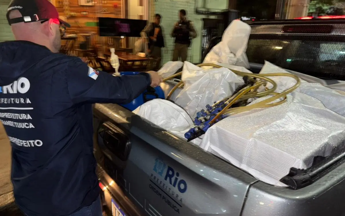 Subprefeitura da Grande Tijuca fecha fábrica clandestina de cerveja e batidas na Tijuca