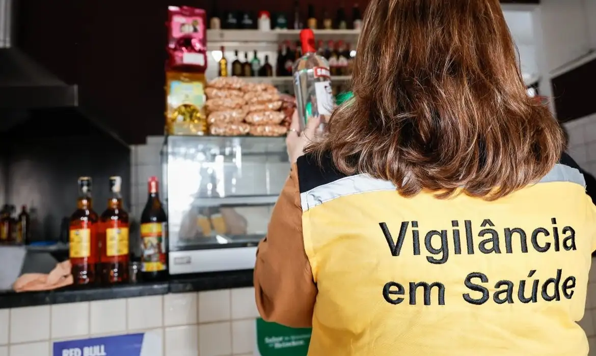 Fiscais intensificaram as operações para reprimir a venda de bebidas adulteradas