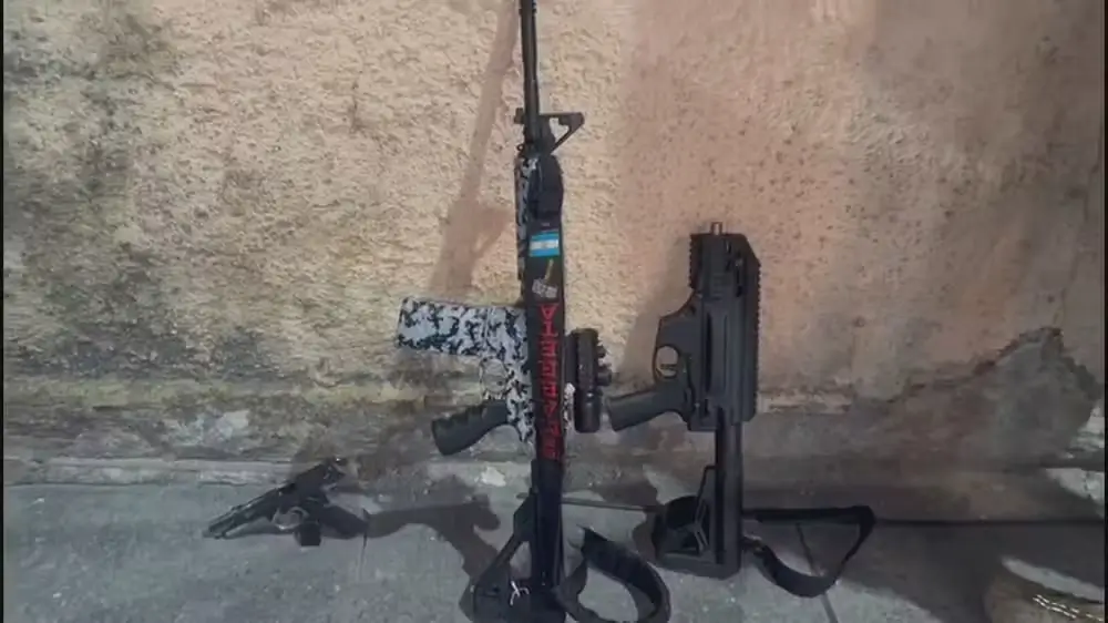 Armas apreendidas com os suspeitos