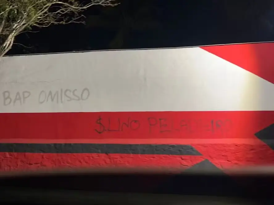 Muro da Gávea, sede do Flamengo, é pichado após derrota para Bahia
