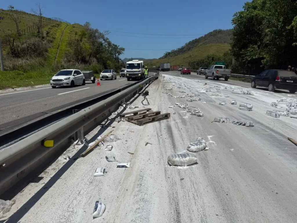 Trânsito é liberado após acidente com carreta na Via Lagos