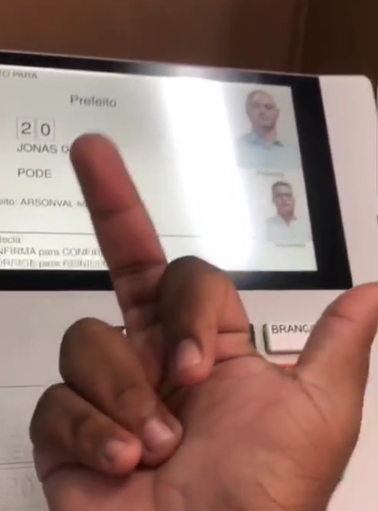 Homem filma urna eletrônica em Três Rios e debocha de Jonas Dico ao votar em Anderson Muriçoca