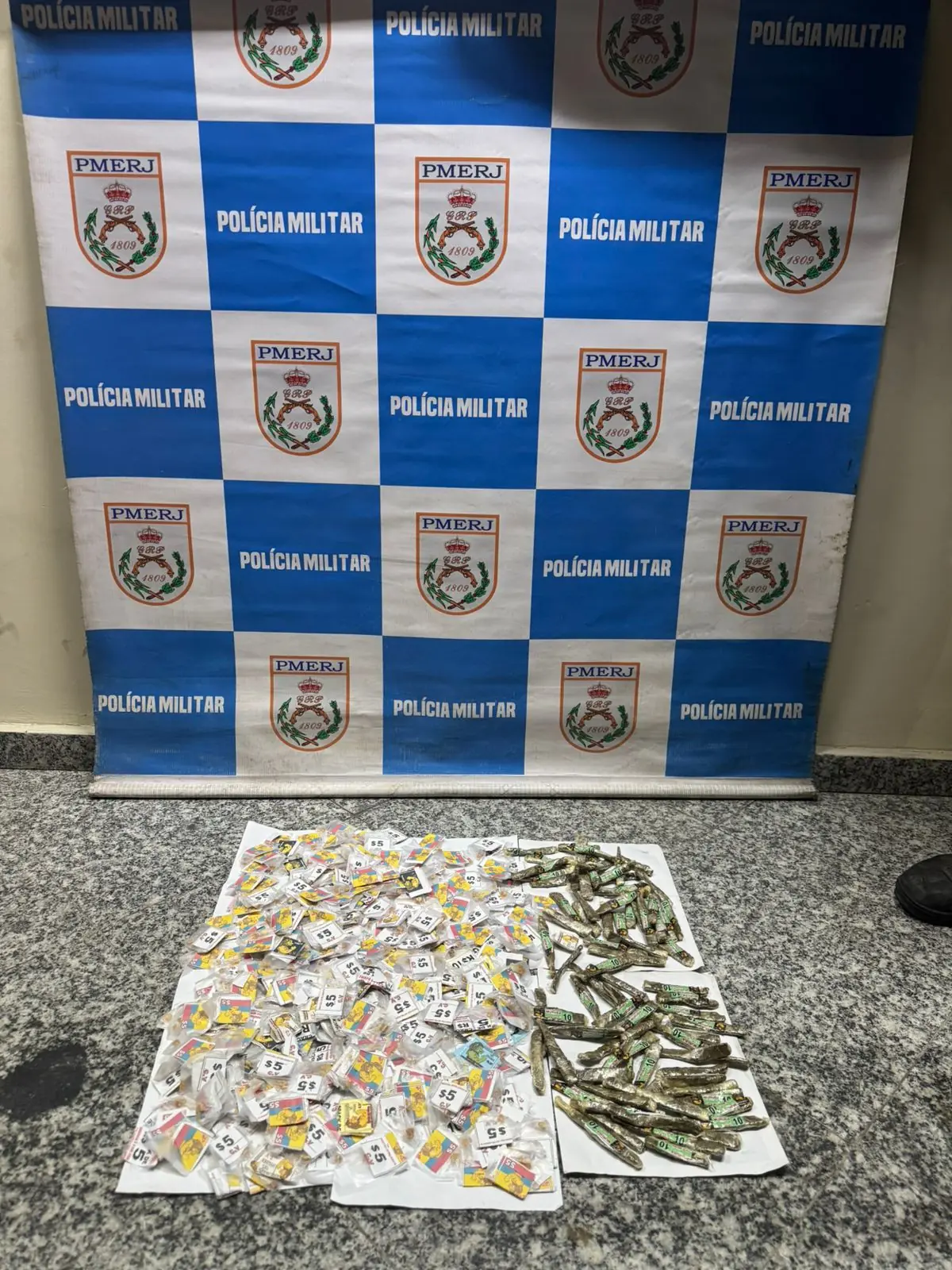 92 trouxinhas de maconha e 498 pedras de crack
