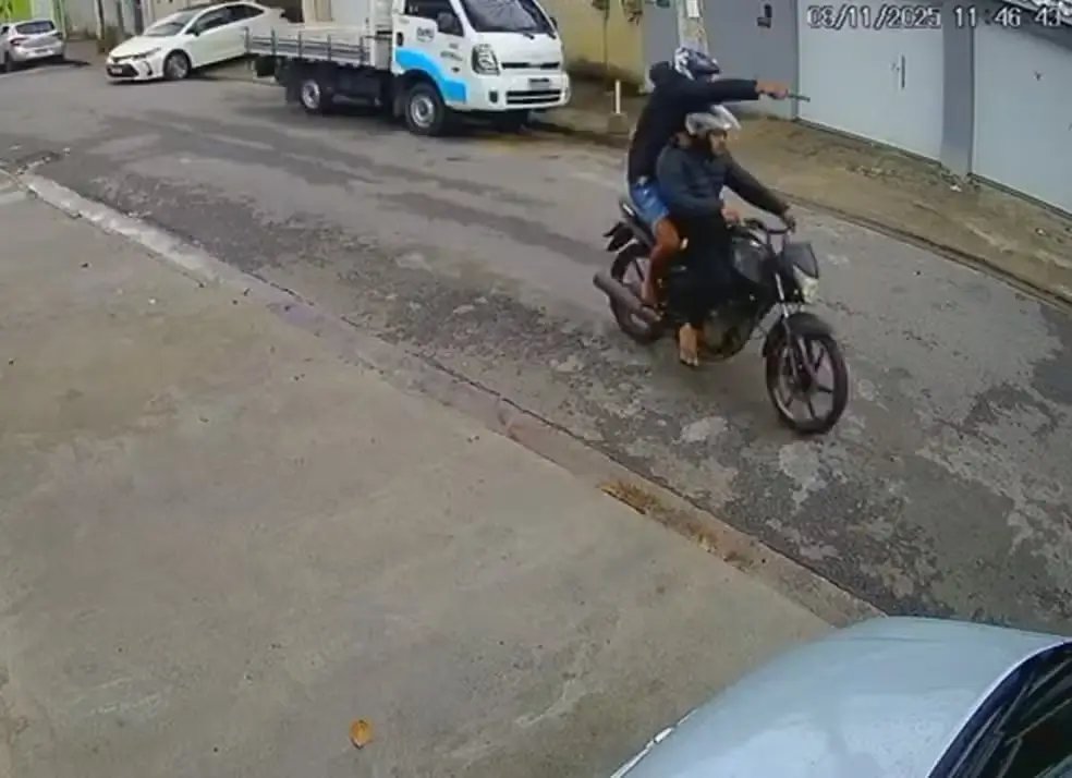 Assaltante empunha arma em moto