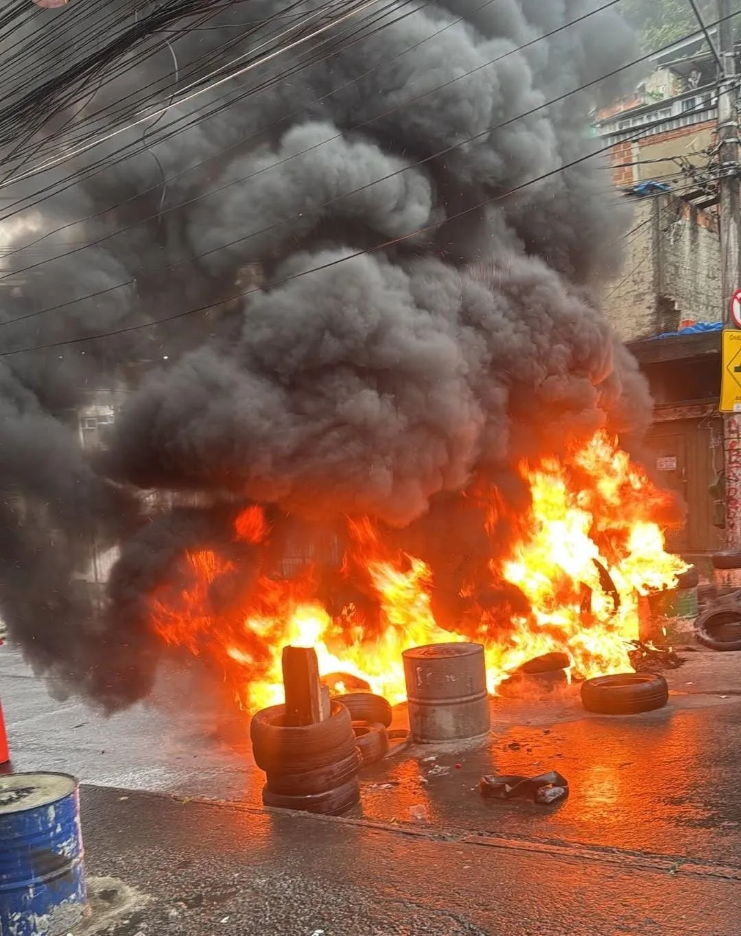 Barricadas em Costa Barros