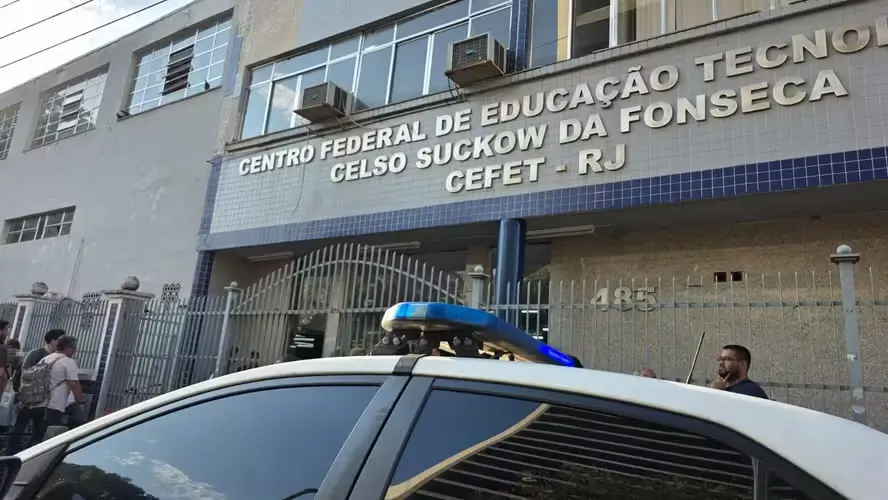 Carro da Polícia Civil na frente do Cefet