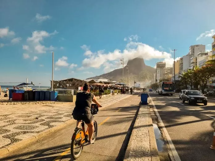 Ciclista na orla do Leblon