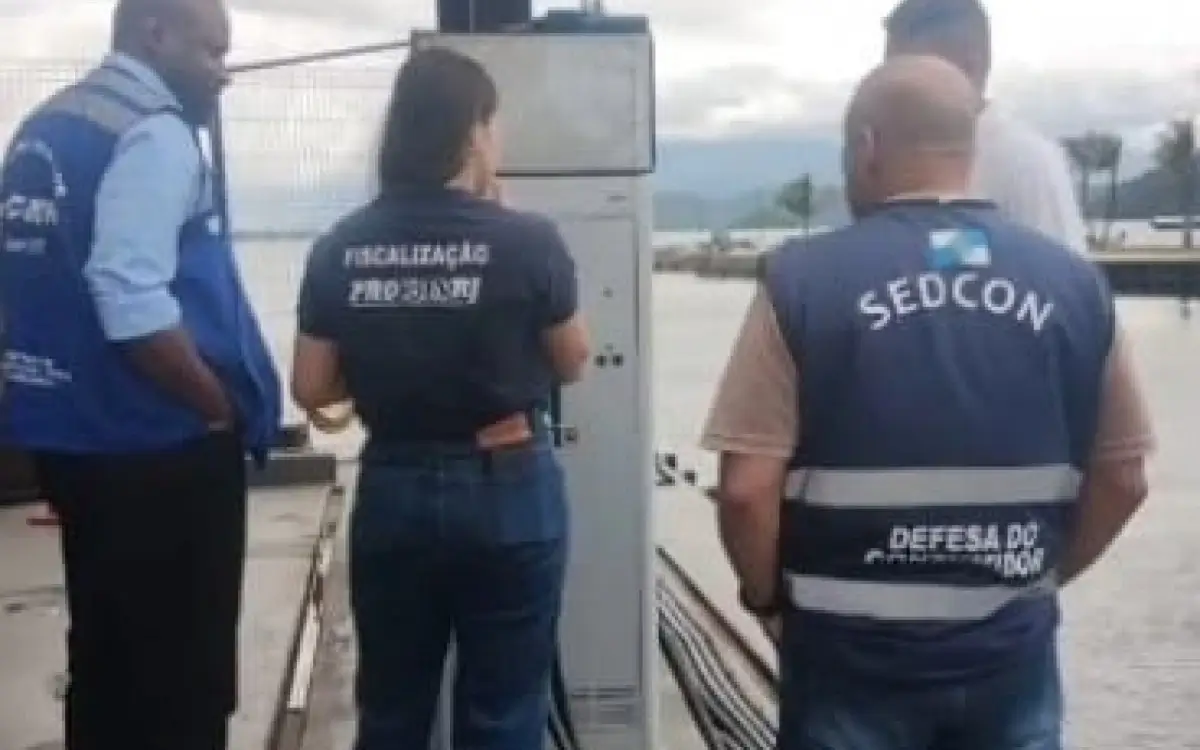 Fiscais verificando postos náuticos em Angra e Mangaratiba