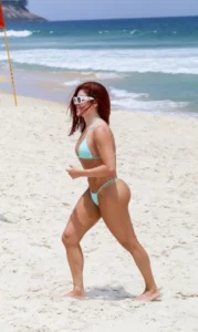 Gkay aproveita o sol carioca