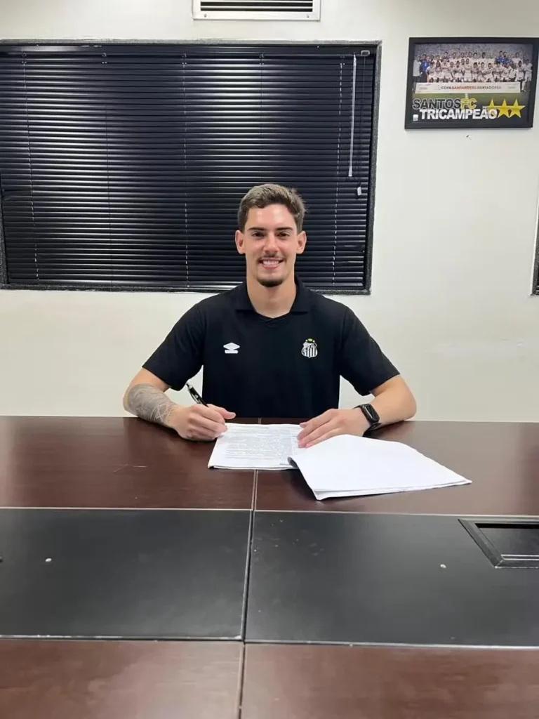 Goleiro Thiago Parente no dia da assinatura com o Santos