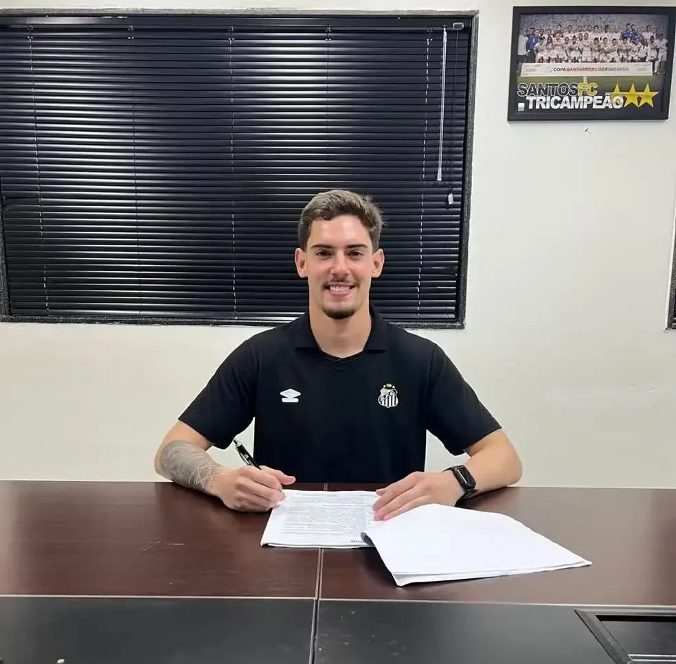 Goleiro Thiago Parente no dia da assinatura com o Santos