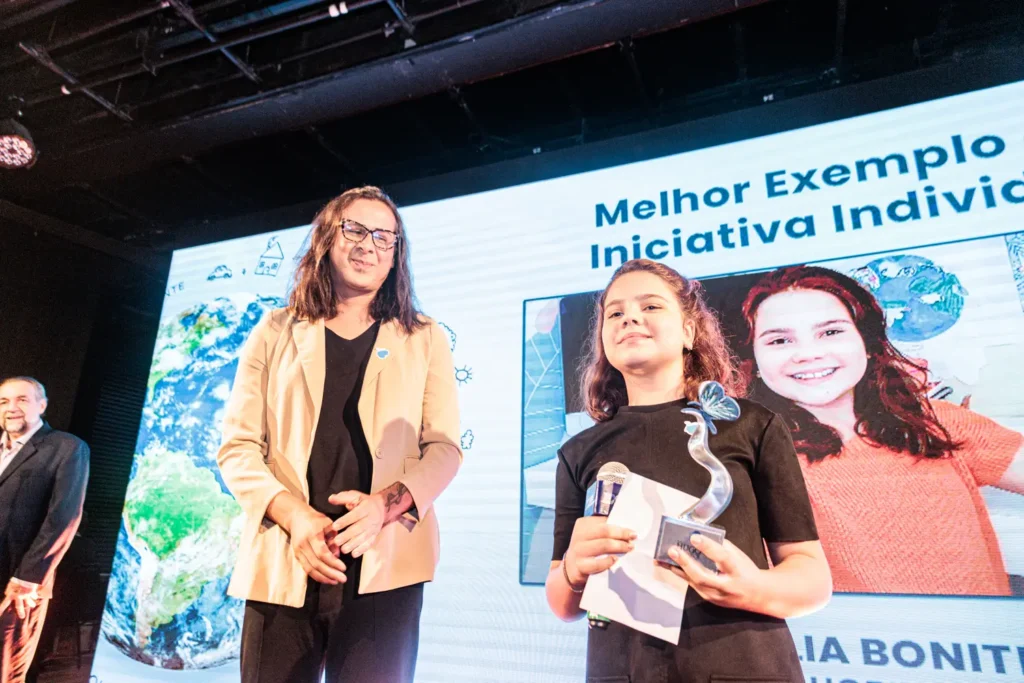 Júlia Bonitese recebe o prêmio Hugo Werneck de Sustentabilidade
