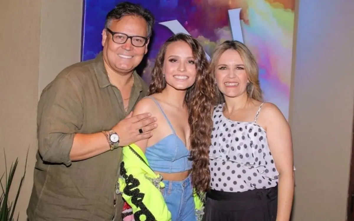 Larissa Manoela e os seus pais