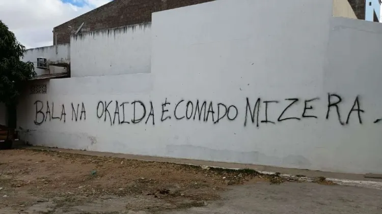 Pichações de facções