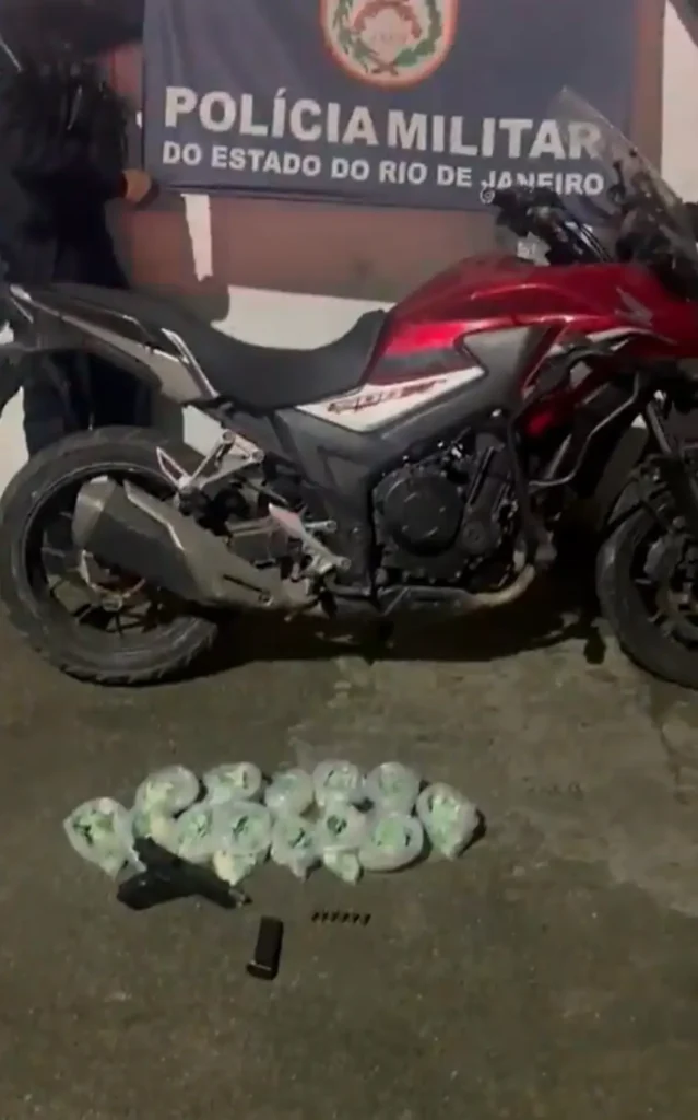 Pistola, munições, drogas e moto foram apreendidas