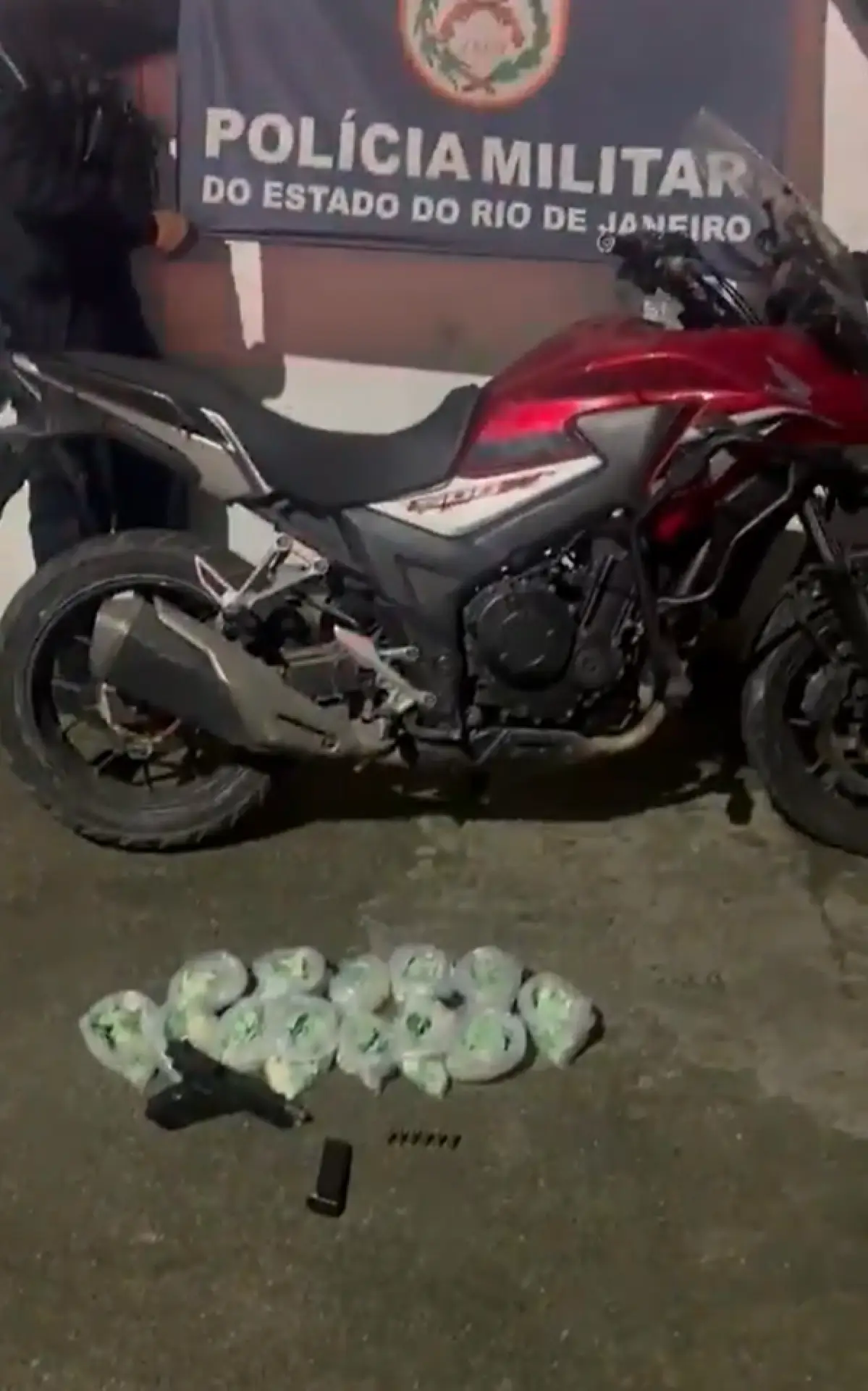 Pistola, munições, drogas e moto foram apreendidas