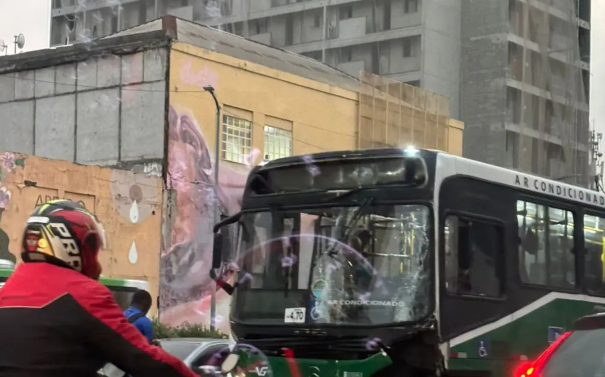 Colisão de ônibus provoca lentidão na saída do Túnel Marcello Alencar