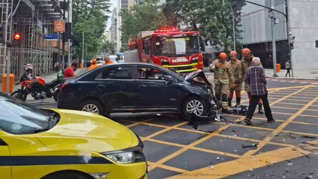 Acidente entre Uber e micro-ônibus deixa dois feridos na Graça Aranha
