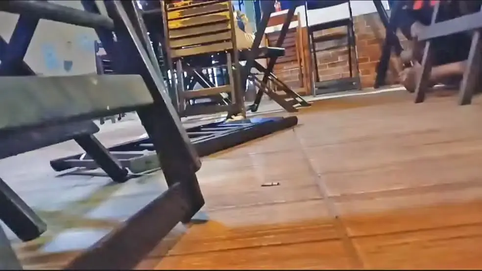 Bar estava cheio quando os tiros começaram