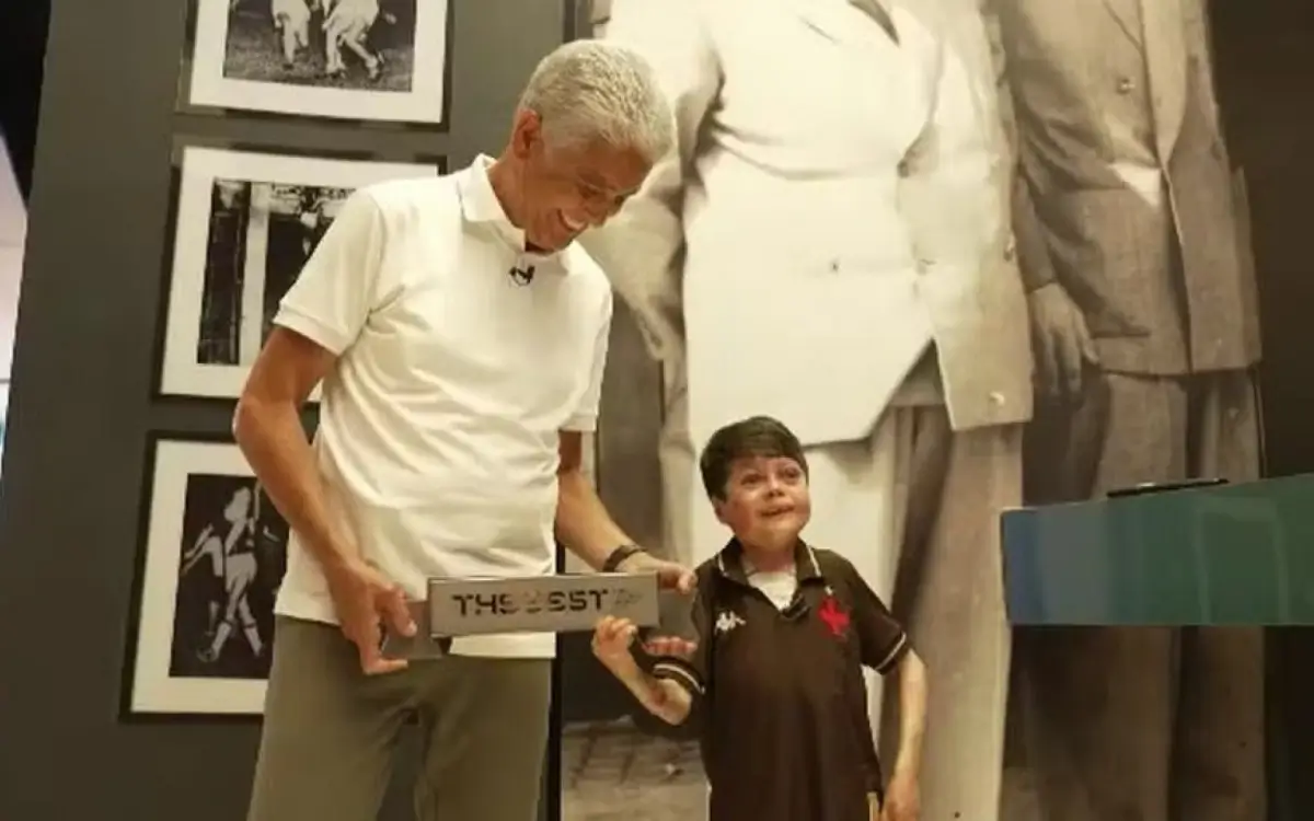 Torcedor ilustre do Vasco, Gui recebe prêmio da Fifa das mãos de Bebeto