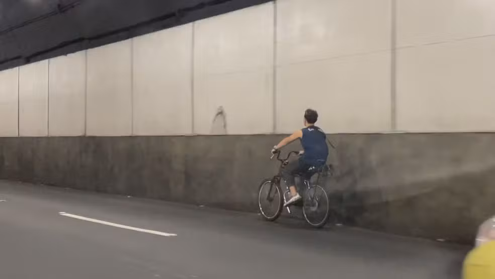bicicleta motorizada dentro do Túnel Rebouças
