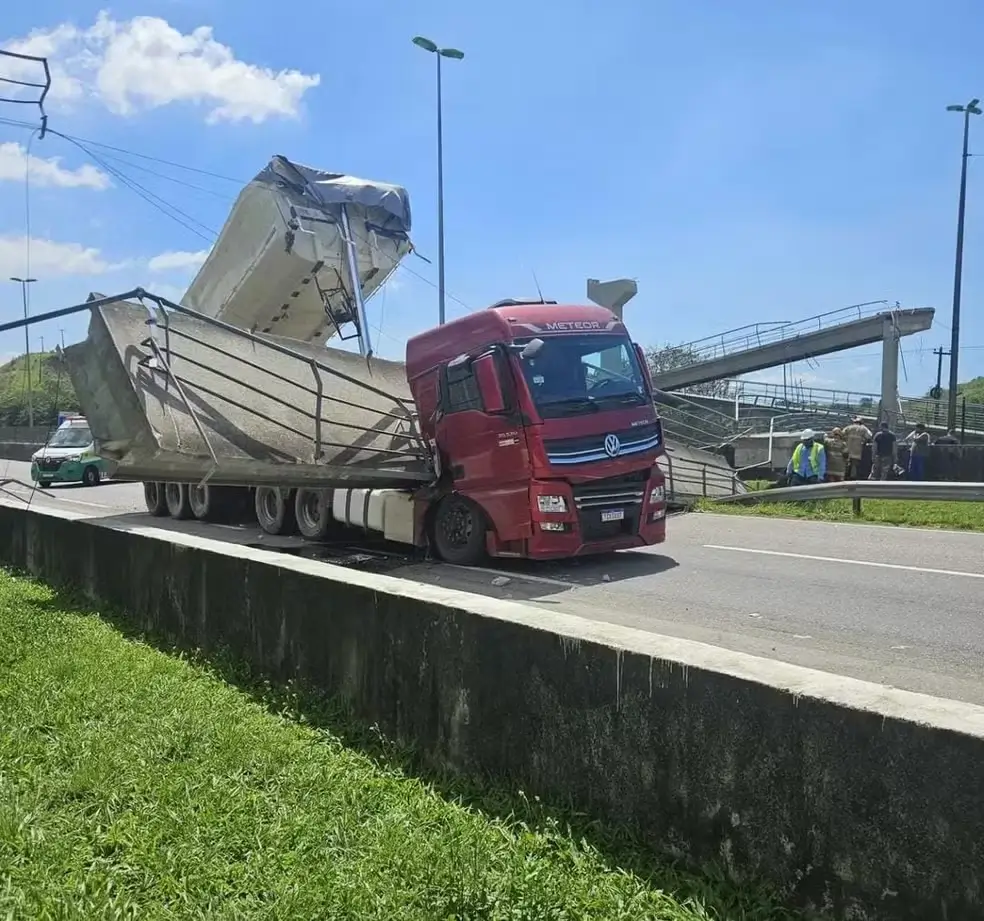 Caminhão derruba passarela e carro é esmagado no Arco Metropolitano
