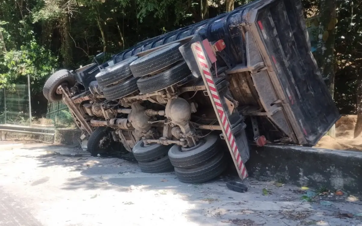 Caminhão tomba e interdita Grajaú–Jacarepaguá