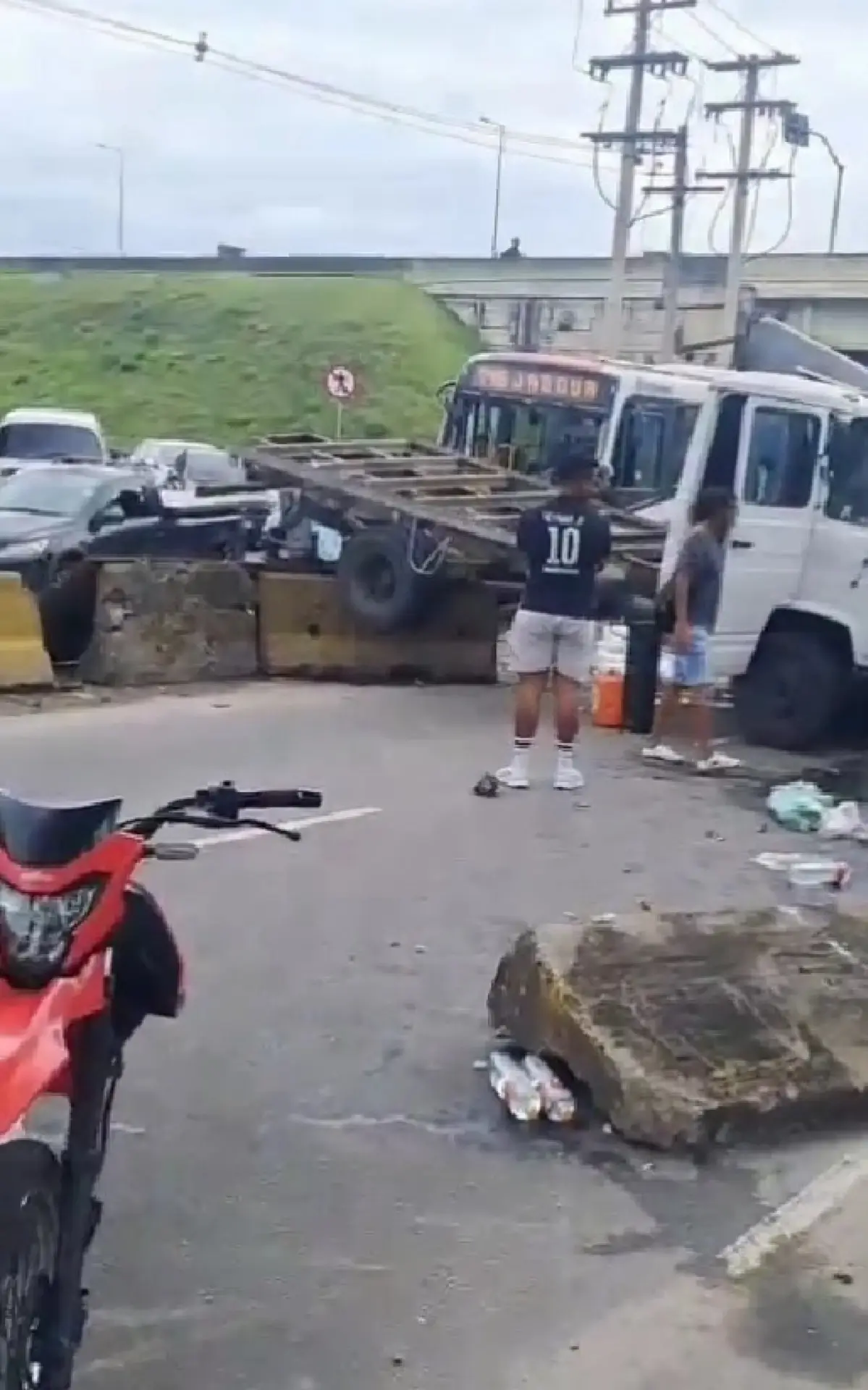 acidente com caminhão e ônibus na Zona Oeste