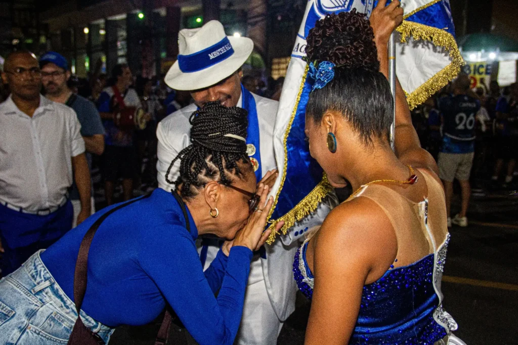 Cantora Teresa Cristina beija bandeira da Acadêmicos de Niterói