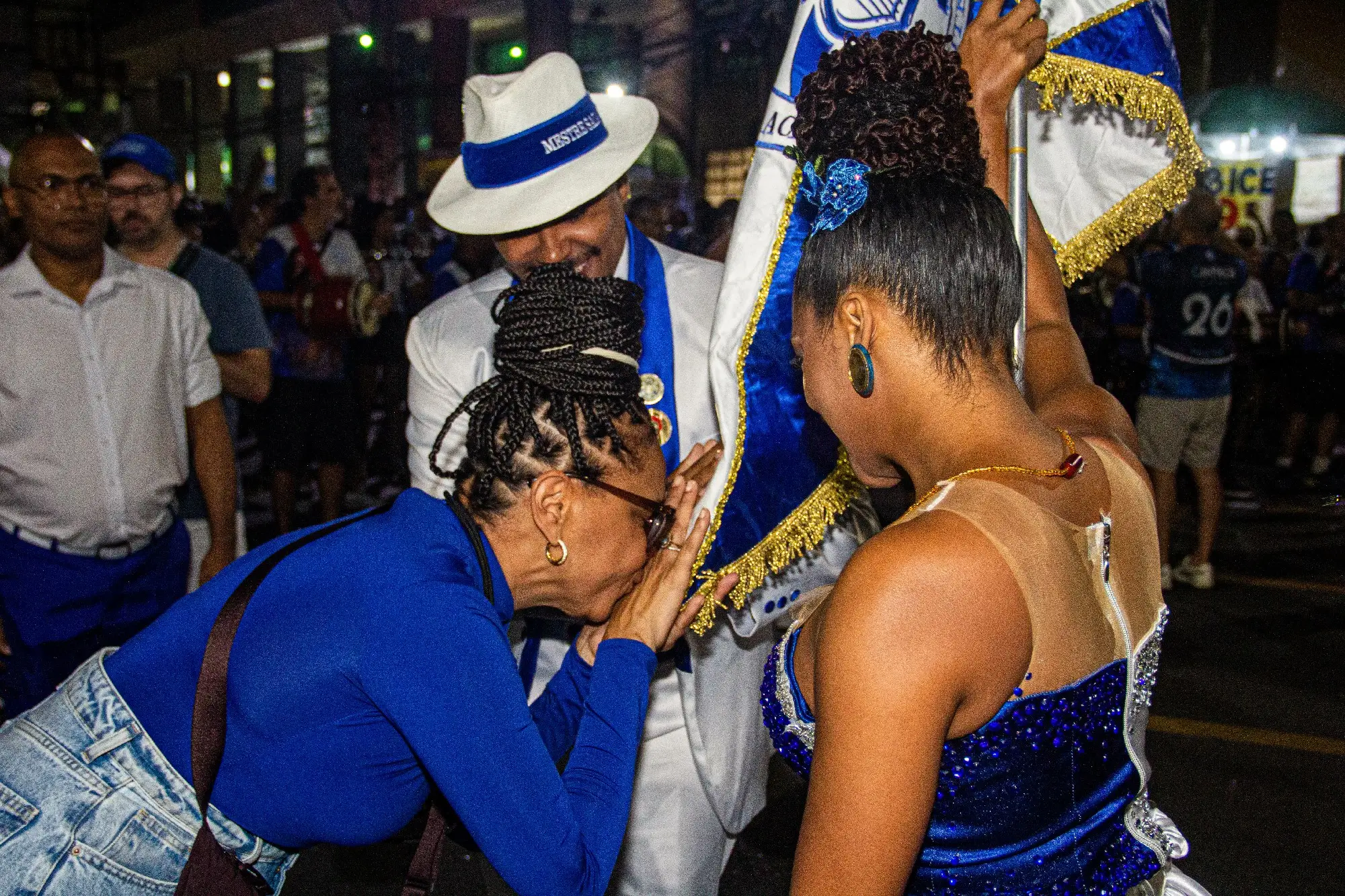 Cantora Teresa Cristina beija bandeira da Acadêmicos de Niterói