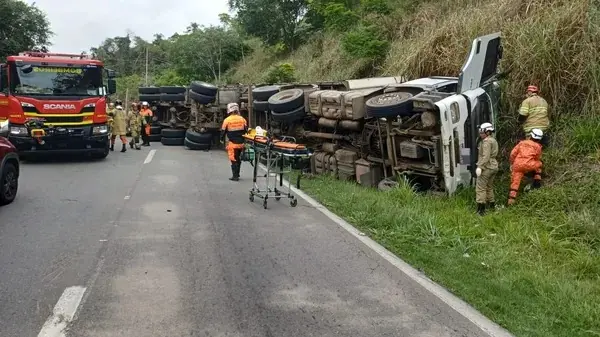 Carreta tomba na BR-393 em Barra do Piraí
