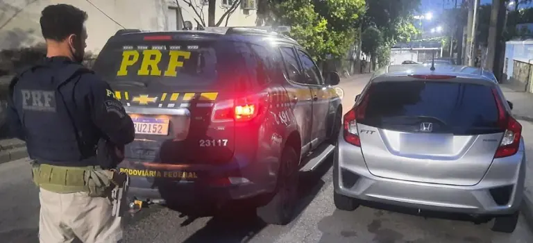 carro roubado com placas clonadas