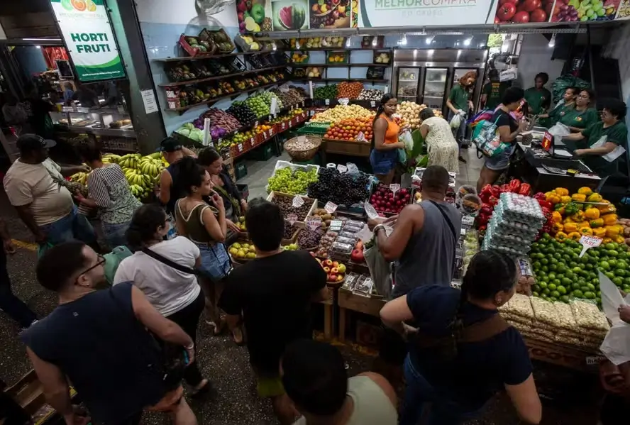 Consumidores vão ao Cadeg