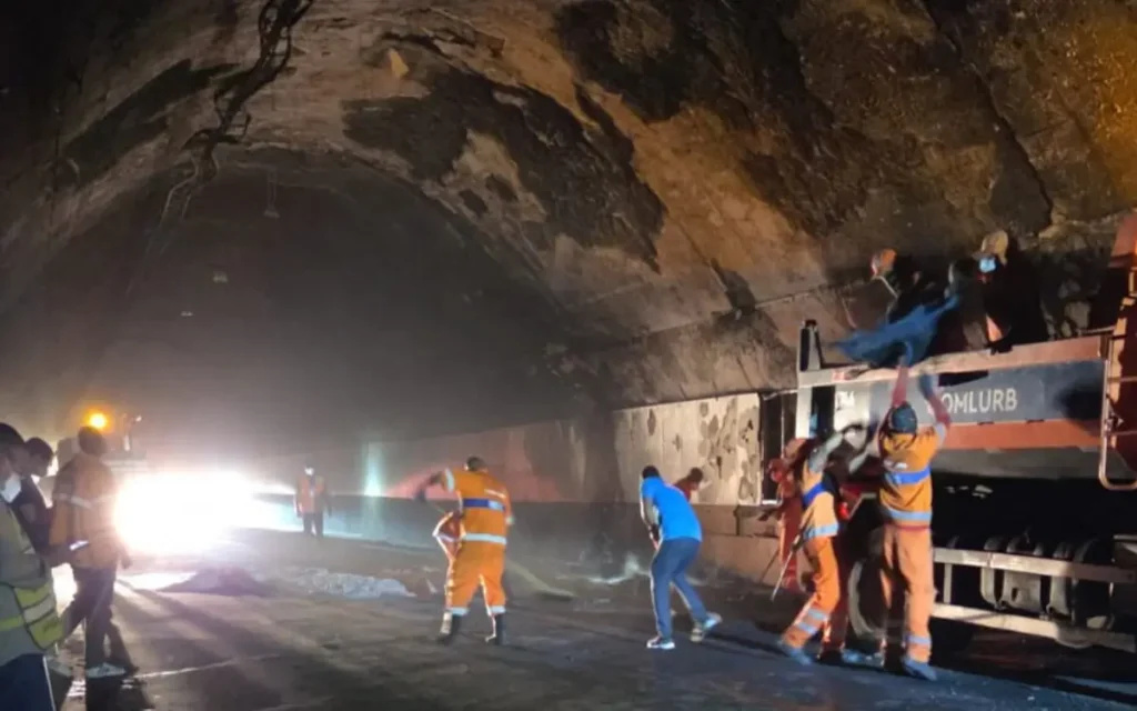 Incêndio em ônibus interditou o Túnel Rebouças na manhã desta quinta