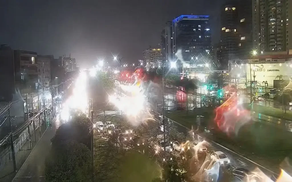 Chuva forte no Rio causa transtornos e alaga vias