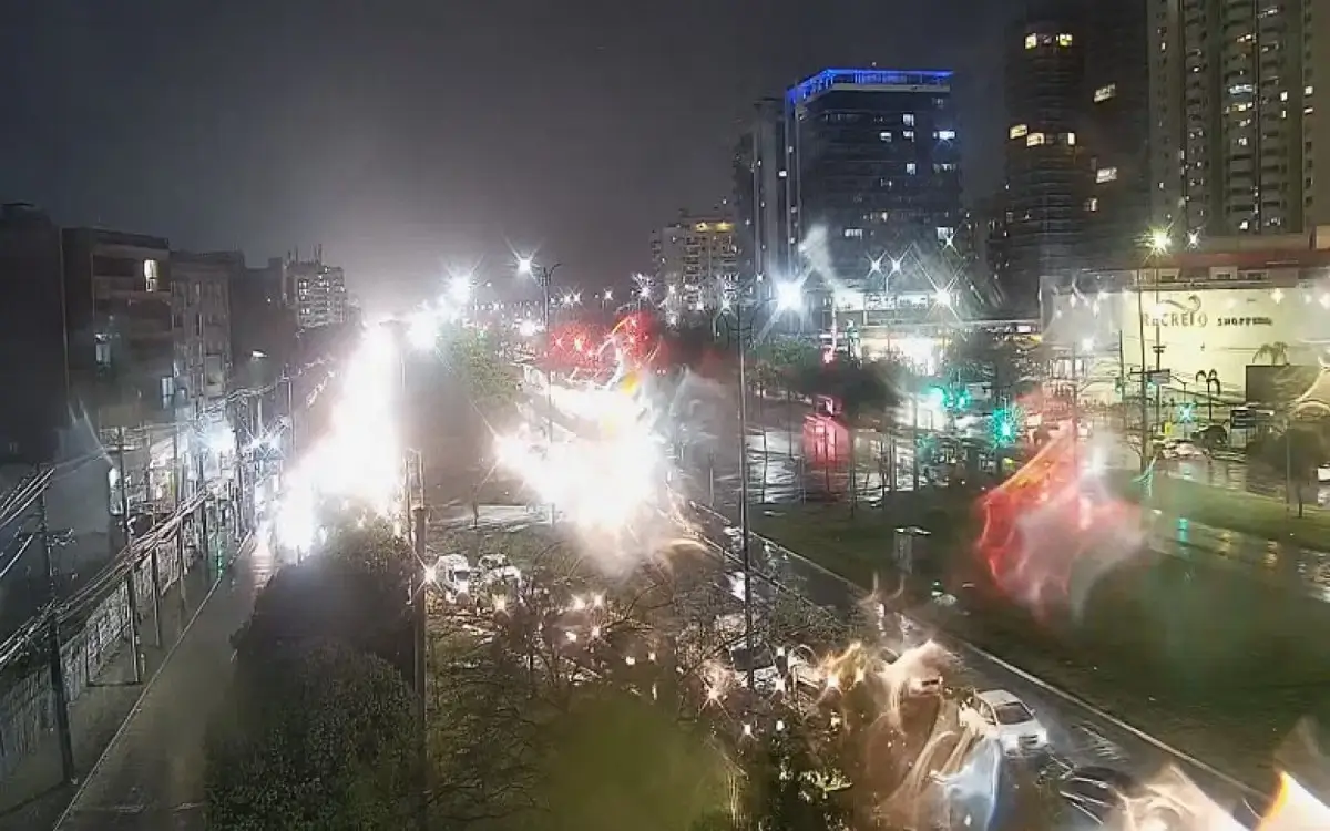 Chuva forte no Rio causa transtornos e alaga vias