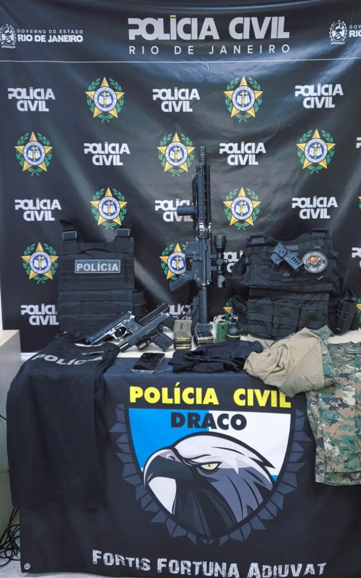 Armas e itens bélicos apreendidos pelos agentes da Draco-IE