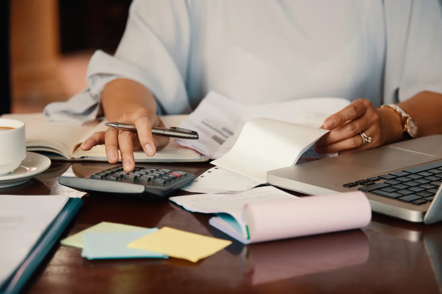 Empresa trabalhando com contas