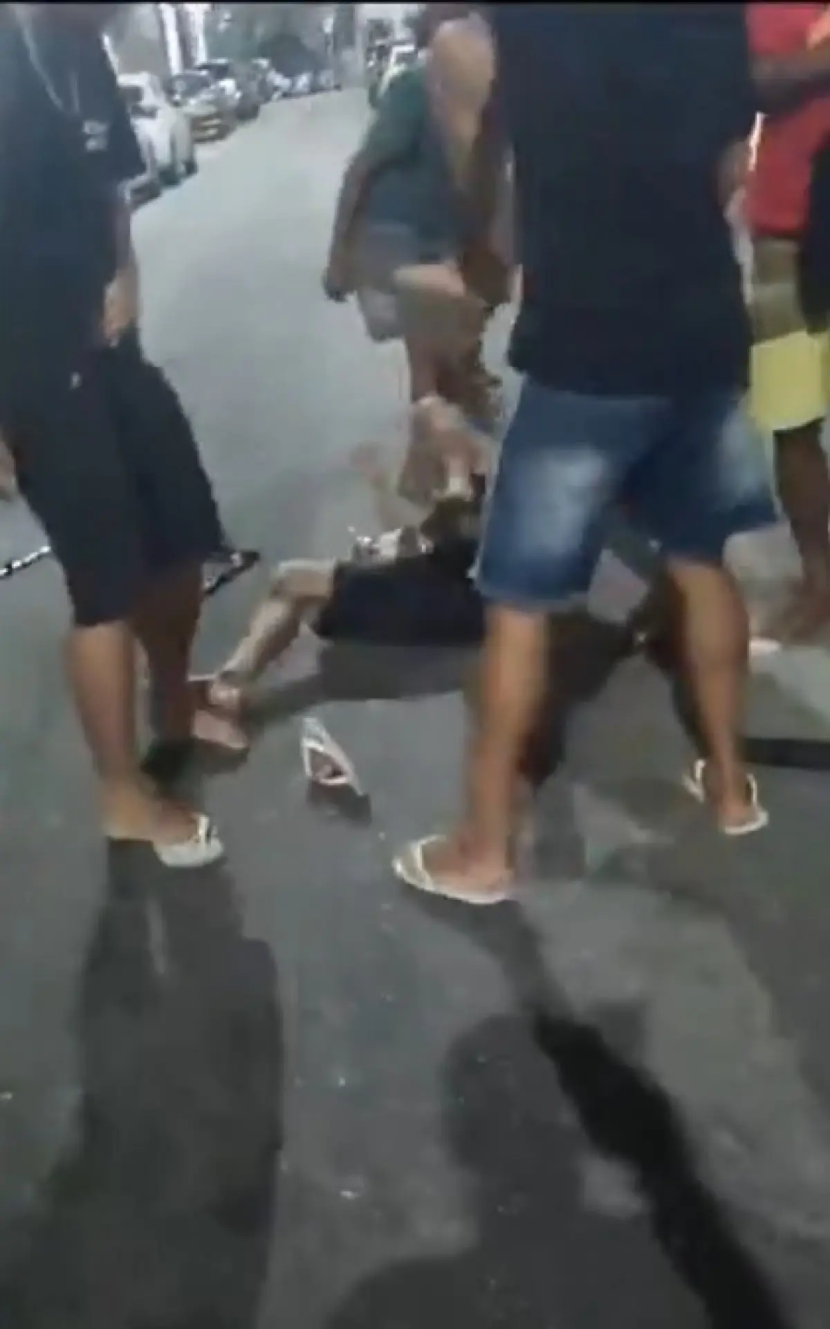 'Justiceiros' agridem jovem na Rua Djalma Ulrich, em Copacabana, na Zona Sul do Rio
