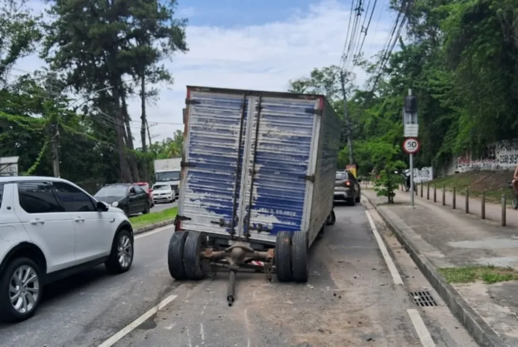 acidente em Guaratiba envolvendo caminhão