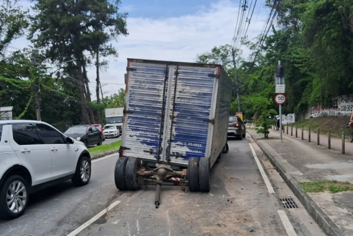 acidente em Guaratiba envolvendo caminhão