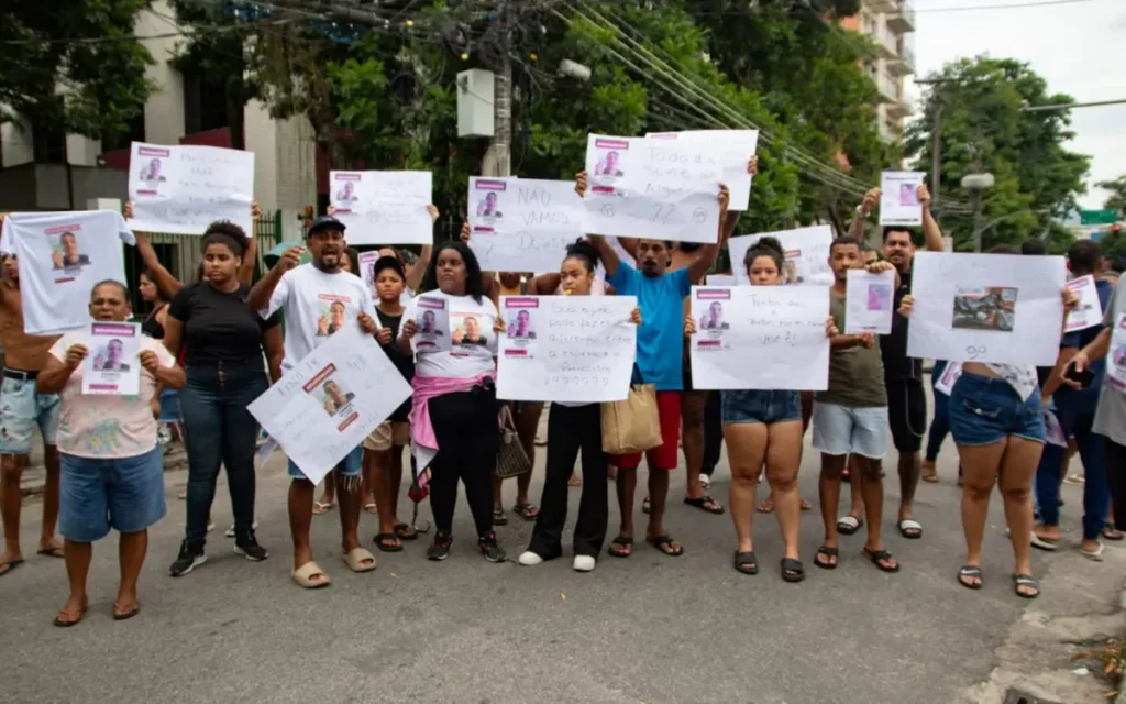 Familiares e amigos de Charles Leandro da Conceição Gonçalves protestaram nesta segunda-feira