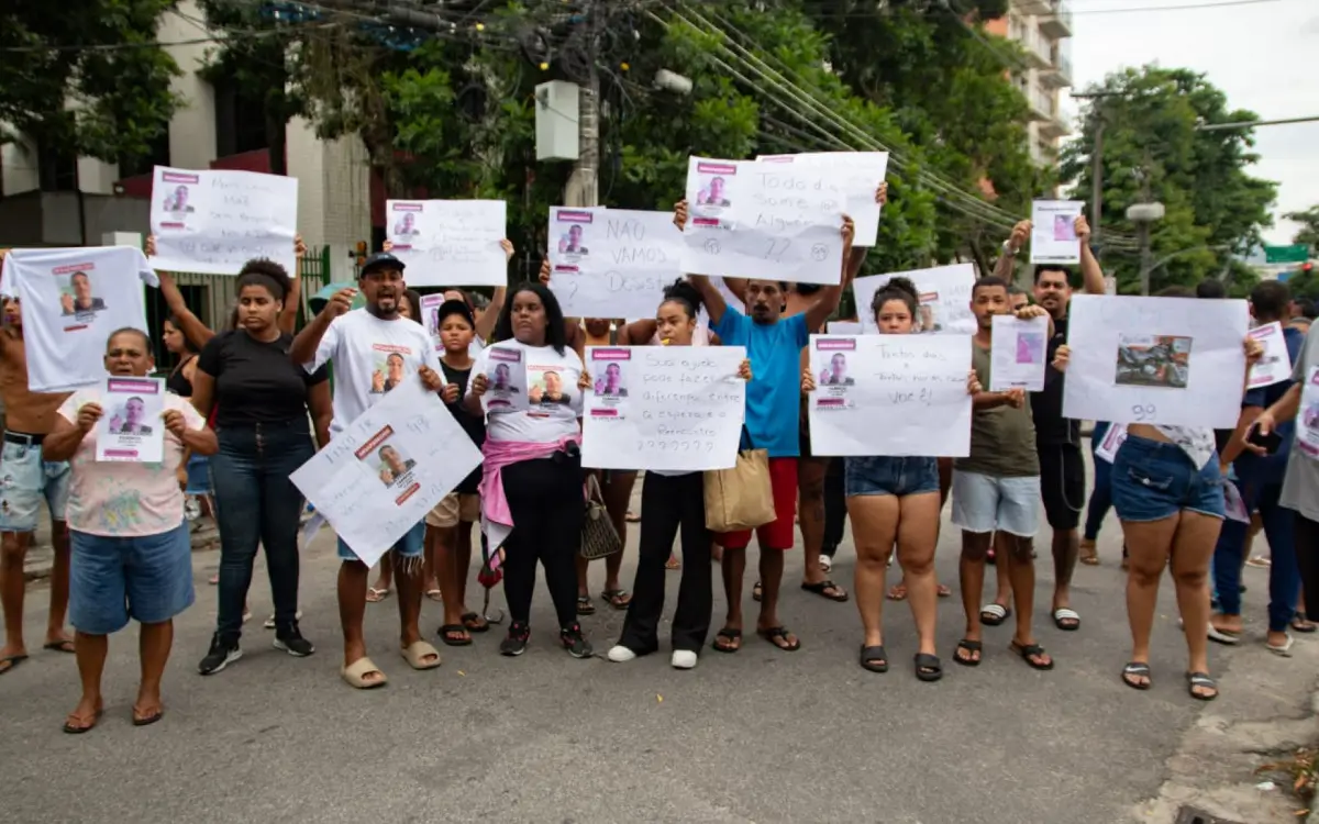 Familiares e amigos de Charles Leandro da Conceição Gonçalves protestaram nesta segunda-feira
