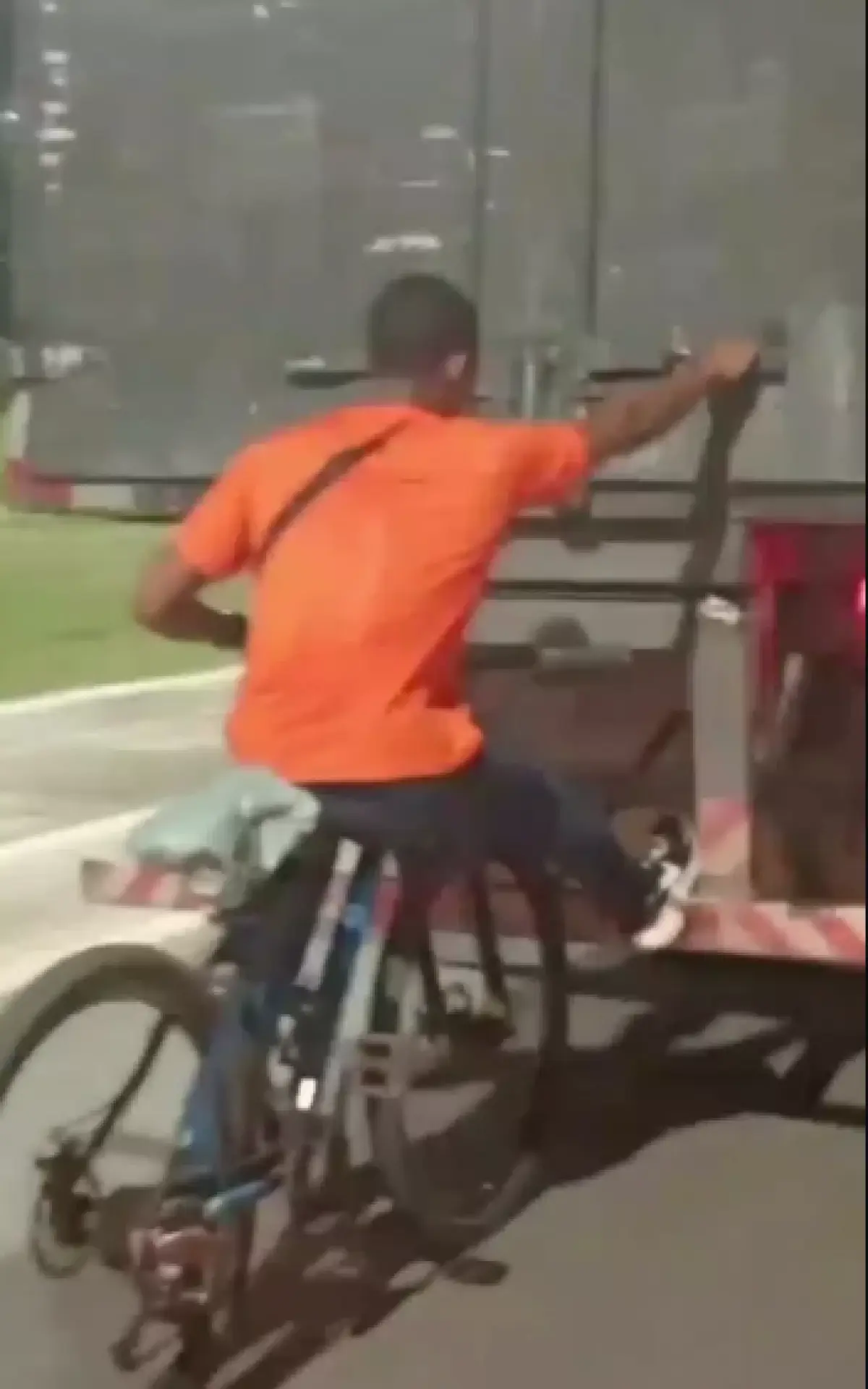 ciclista se pendurando em caminhão