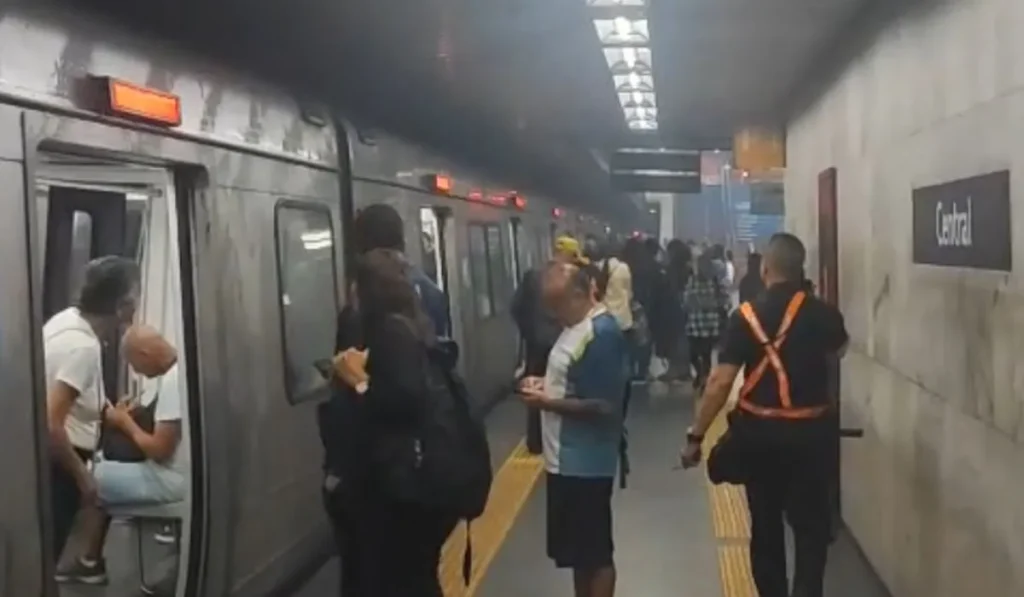 Fumaça no metrô do Rio assusta passageiros na estação Central