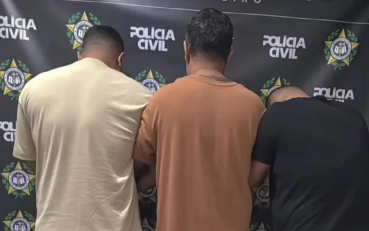 Trio foi encontrado em carros em Casimiro de Abreu e Rio Bonito