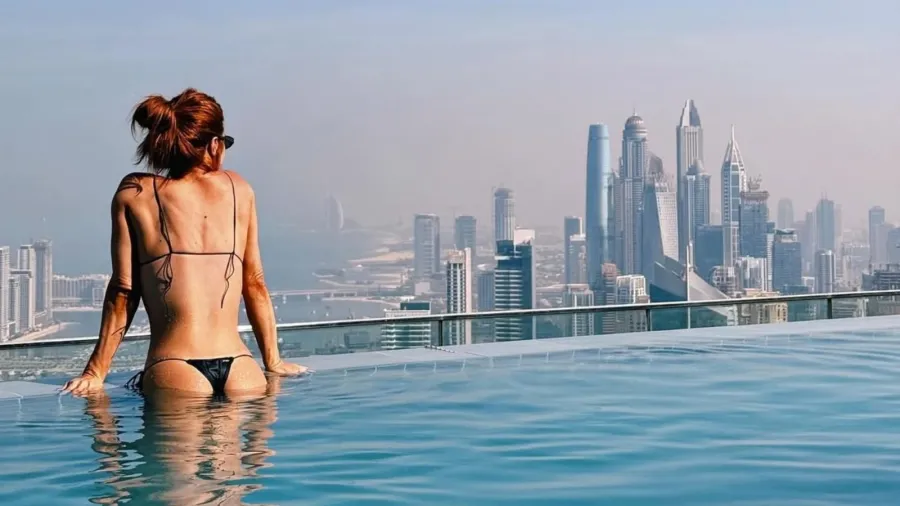 Giovanna Ewbank posa de biquiní em hotel de Dubai