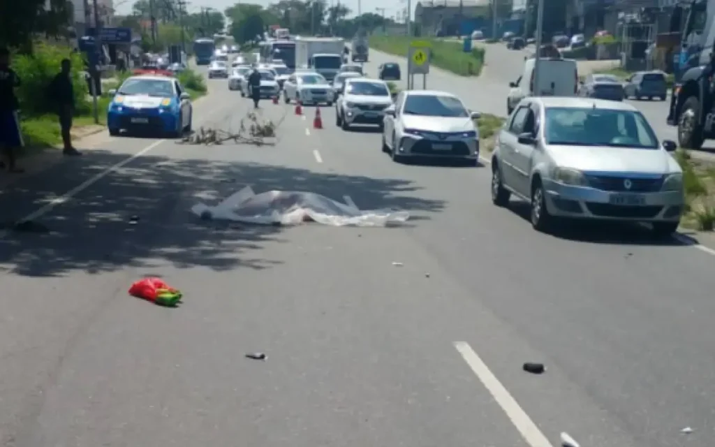 Grave acidente entre moto e caminhão deixa casal morto em São Gonçalo