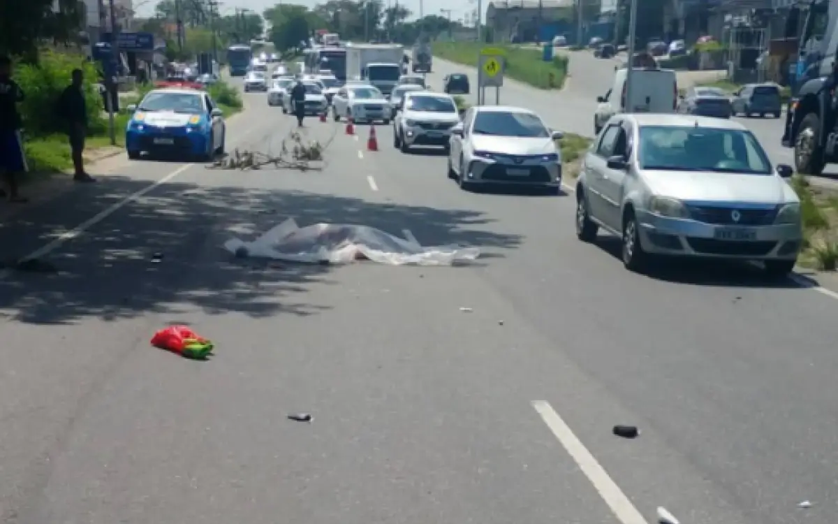Grave acidente entre moto e caminhão deixa casal morto em São Gonçalo
